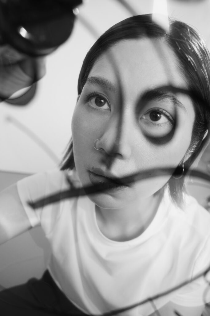 專訪|藝術家周依:「美」是一種態度,不被框架和束縛 - Doe Mag