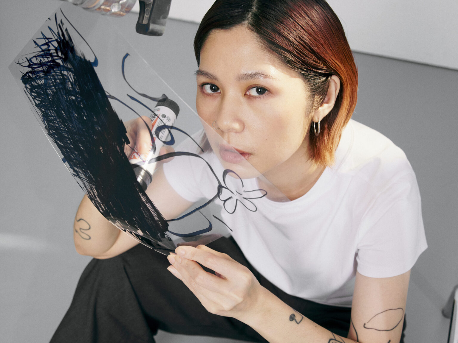 專訪|藝術家周依:「美」是一種態度,不被框架和束縛 - Doe Mag